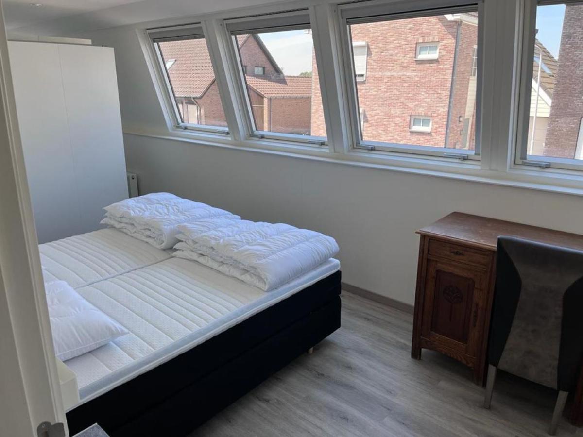 Comfortabele Woning Met Omheinde Tuin Aan Water Voor 12 P Oostburg Zewnętrze zdjęcie