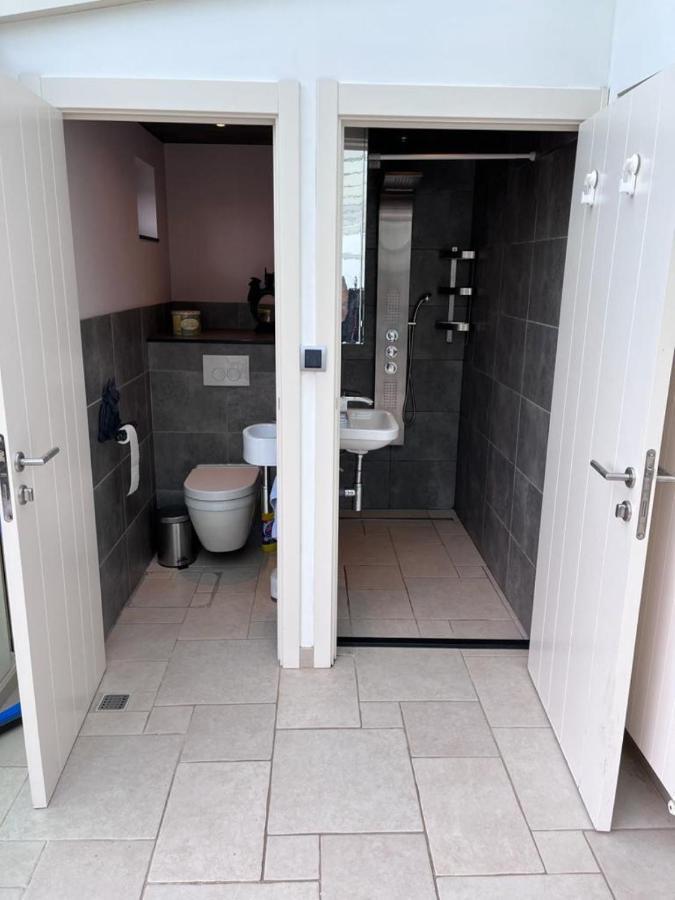Comfortabele Woning Met Omheinde Tuin Aan Water Voor 12 P Oostburg Zewnętrze zdjęcie