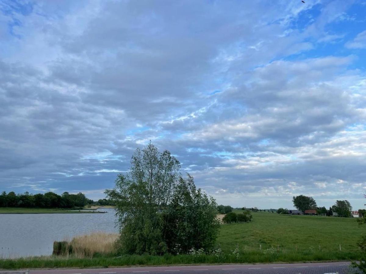 Comfortabele Woning Met Omheinde Tuin Aan Water Voor 12 P Oostburg Zewnętrze zdjęcie