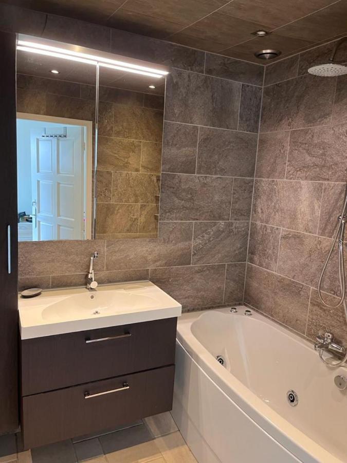 Comfortabele Woning Met Omheinde Tuin Aan Water Voor 12 P Oostburg Zewnętrze zdjęcie